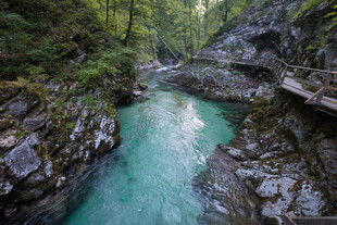 山间碧溪与悬空栈道