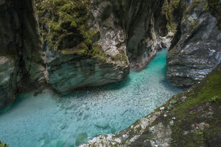 山间幽蓝溪流峡谷美景
