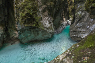 峡谷中的澄澈蓝绿色河水