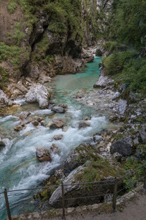 山间溪流美景