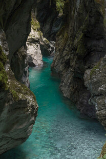 峡谷间的澄澈碧绿水道