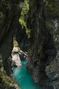 峡谷中的碧绿溪流