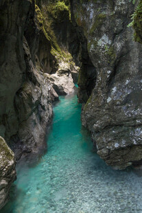 峡谷间的澄澈碧绿水道