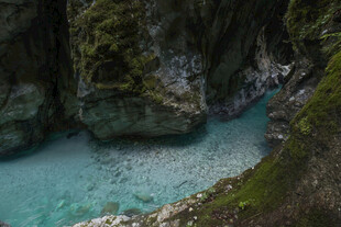 山间幽蓝碧潭美景