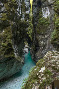 山间幽蓝溪流峡谷美景