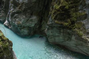 峡谷间的澄澈幽蓝水域