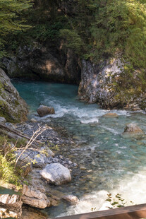 山间清澈溪流与嶙峋怪石