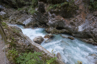 山间湍急溪流景观