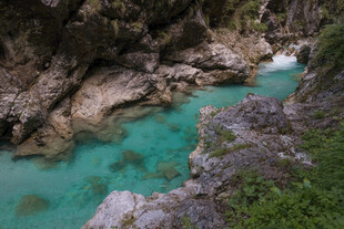 山间碧绿水潭美景