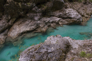 山间碧潭 岩石环绕美景