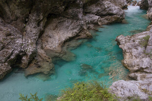 清澈蓝绿色山间溪流美景