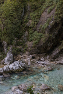 山间清澈溪流与嶙峋怪石