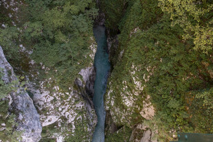 峡谷间的幽蓝河流