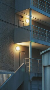 夜晚的建筑楼梯与灯光