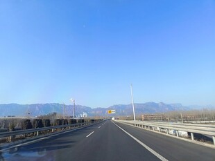 宽阔公路通向远方