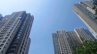 仰视林立高楼