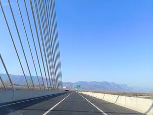 宽阔大桥上的开阔公路视野