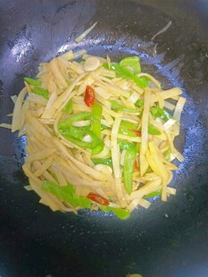 青椒土豆丝炒制中