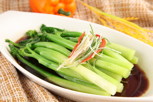 白盘清炒青菜