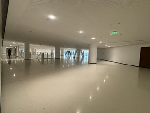 宽敞明亮的现代化室内空间