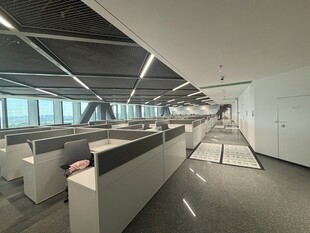 现代开放式办公空间场景