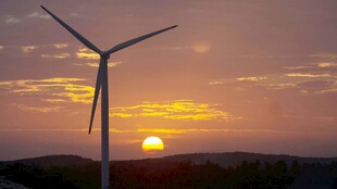 夕阳下的风力发电机