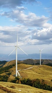 山间风力发电机组景观