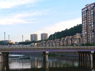 河畔城市风光与桥梁建筑