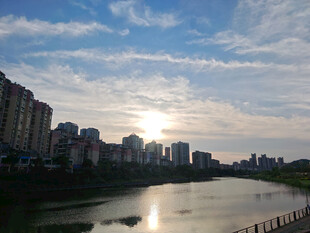 河畔城市日落美景