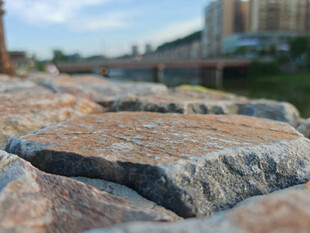 户外堆叠的多彩石块