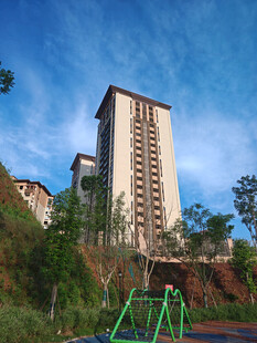 高层住宅旁的户外游乐场景