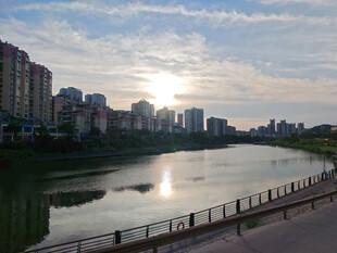 河畔城市日落美景