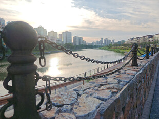 河畔铁艺围栏边的美丽景致