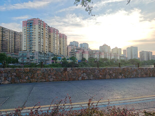 城市河畔日落美景