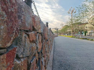 石砌围墙旁的宁静道路