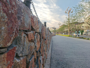 石砌围墙旁的宁静道路