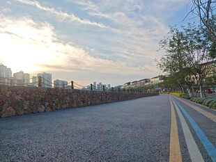 城市河畔的宁静道路风光