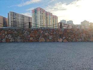 城市石墙与远处高楼景观