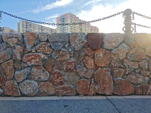 石砌围墙与远处城市景观
