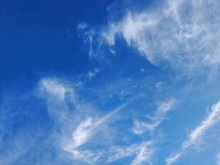 蓝天飘絮状白云