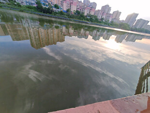 湖畔城市倒影美景