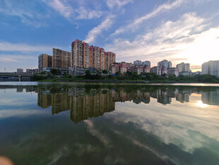 城市湖畔美景倒影如画