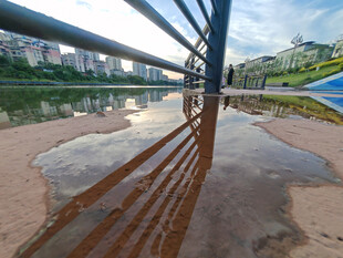 河畔桥梁倒影风景如画