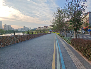 城市中的宁静骑行步道