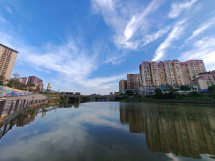 河畔城市风光