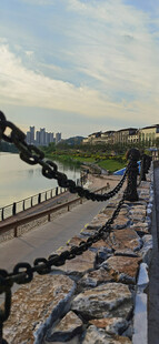 古老铁链桥与周边景致