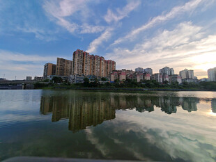 湖畔城市风光