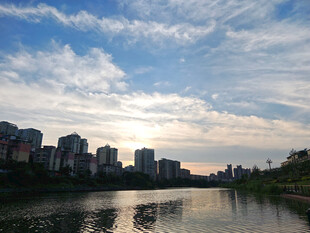 河畔城市黄昏美景