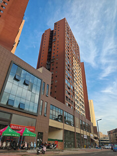 城市高楼与临街商铺景观