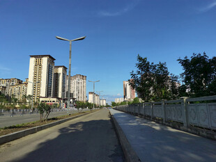 城市道路旁的高楼与蓝天